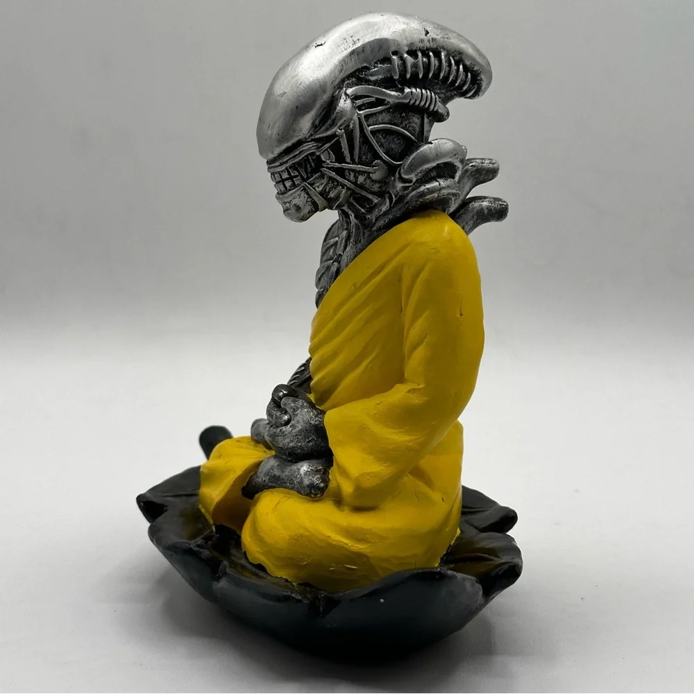 Sci-Fi Alien Romulus xenomorph Buddha monk funny  mashup meditation‎ statue NWOT